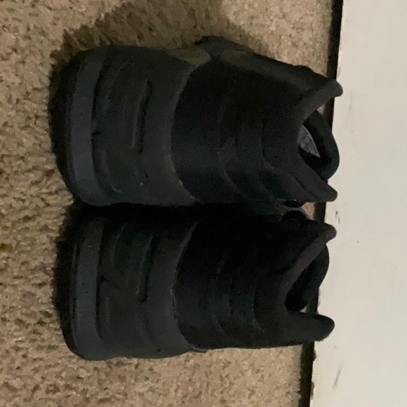 Curry 3s black on black like new no wear 9.5 out of 10 youth size 4.5 - Picture 4 of 4